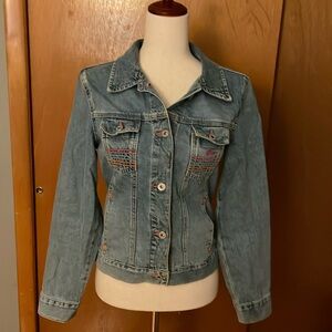 Guess Jean jacket, size M. 2 front pockets with buttons closure, 2 open pockets